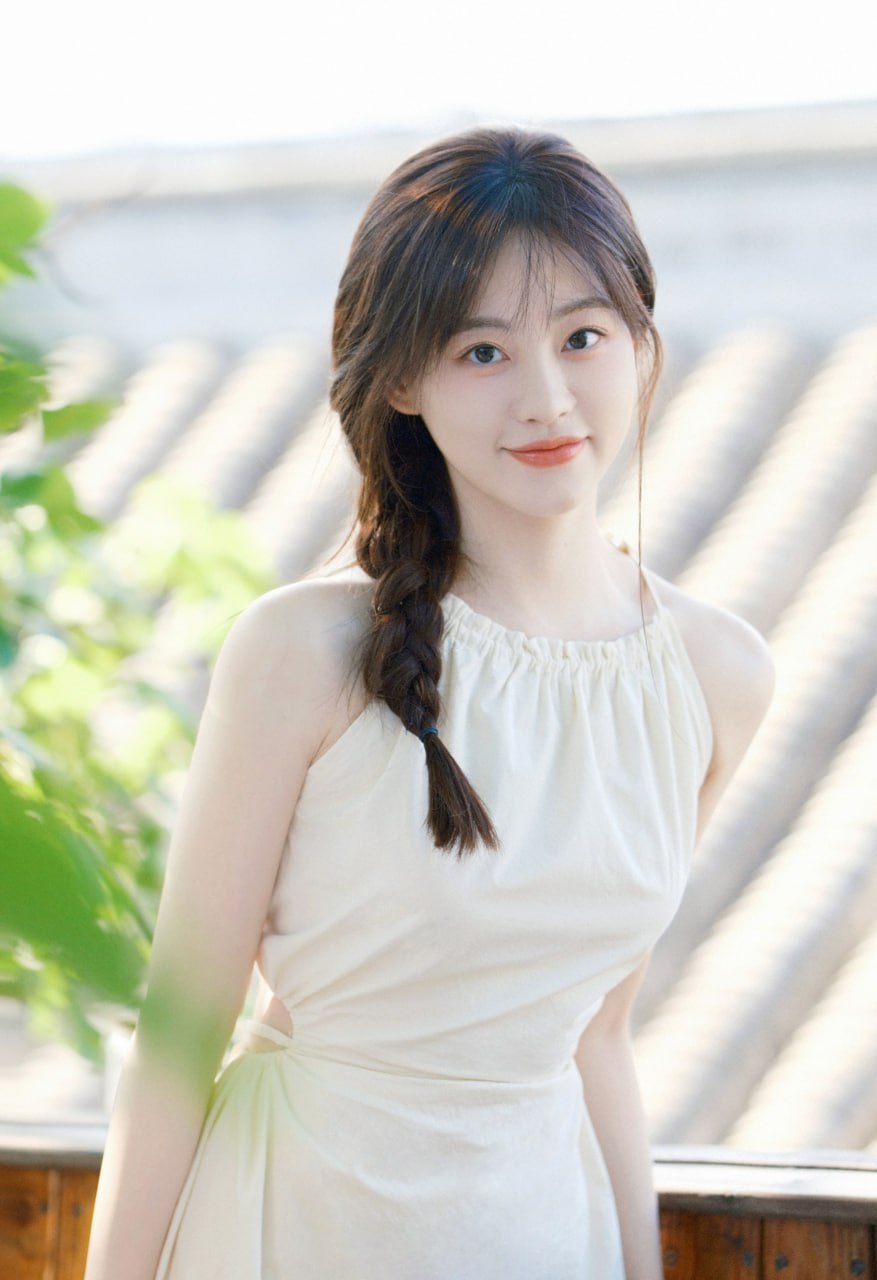 紧身衣VS大白腿一周大师级美女Cosplay欣赏 白色紧身裙